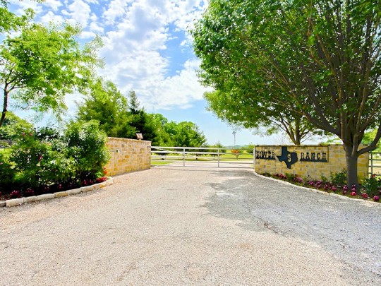 Silver S Ranch 4323 Duck Creek Road, Sanger - Briggs Freeman Sotheby's luxury ranches, land, and homes for sale in Dallas Fort Worth - gate