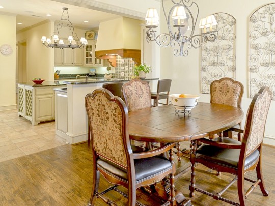 6729 Mimosa Lane in Preston Hollow - homes for sale in Dallas Fort Worth, Briggs Freeman Sotheby's - dining breakfast nook