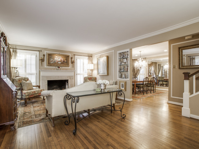 4429 Larchmont Avenue-entry