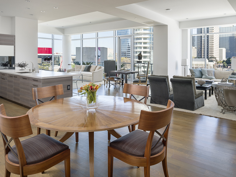 2025 Woodall Rodgers #51 Dallas 75201, Michelle Wood, Briggs Freeman Sotheby's luxury homes for sale in Uptown-high-rise living room
