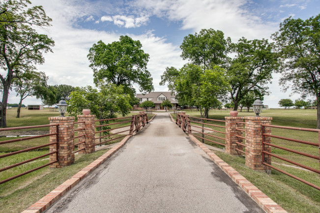 Jay Star Ranch, 10031 Strittmatter Road Pilot Point 76258, Brenda Moerschell, Briggs Freeman Sotheby's Texas ranches for sale-sweeping driveways