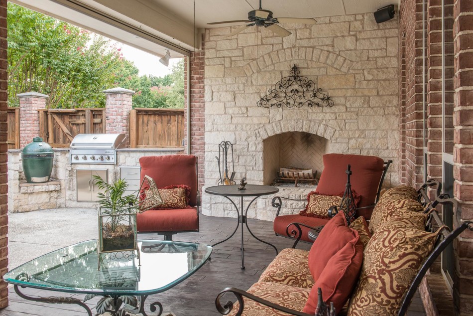 6933 Shadow Creek Court 76132, Mira Vista, Fort Worth, Laura Spann, Briggs Freeman Sotheby's luxury homes for sale in Fort Worth-patio