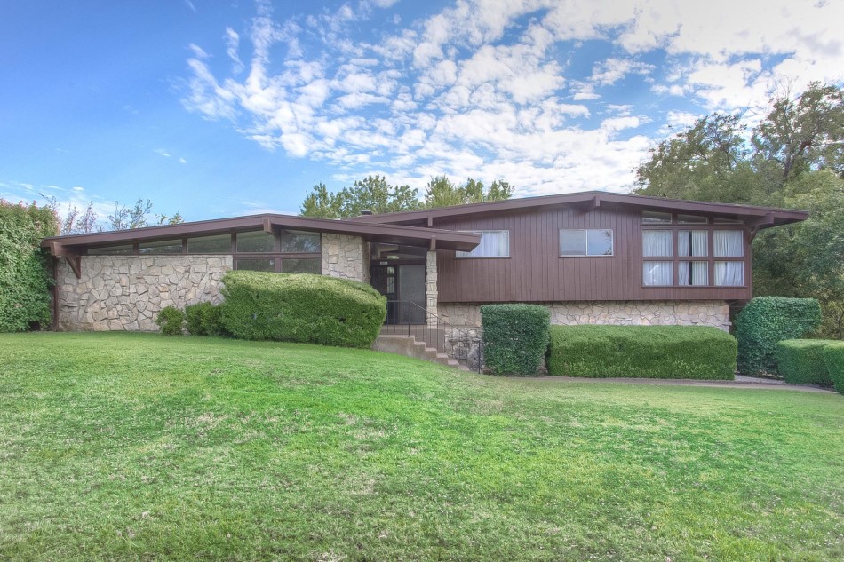 8113 Rush Street 76116, Boston Heights, Benbrook, Dorothy Casteel, Briggs Freeman Sotheby's luxury home for sale in Dallas Fort Worth-exterior