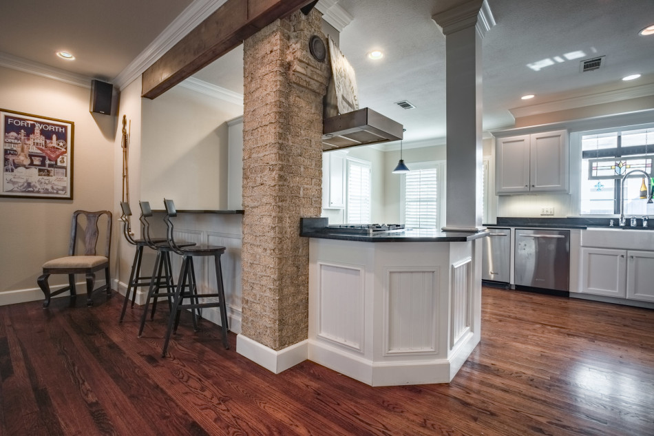 2546 Rogers Avenue 76109, Colonial, Mary Carolyn Gatzke, Briggs Freeman Sotheby's luxury homes for sale in Fort Worth-kitchen bar