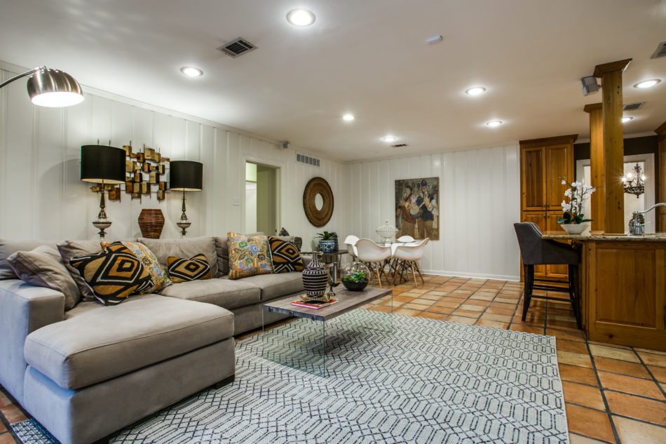 8712 Canyon Drive, Bluffview, Erica Kuppin, Briggs Freeman Sotheby's luxury homes for sale in Dallas-living room